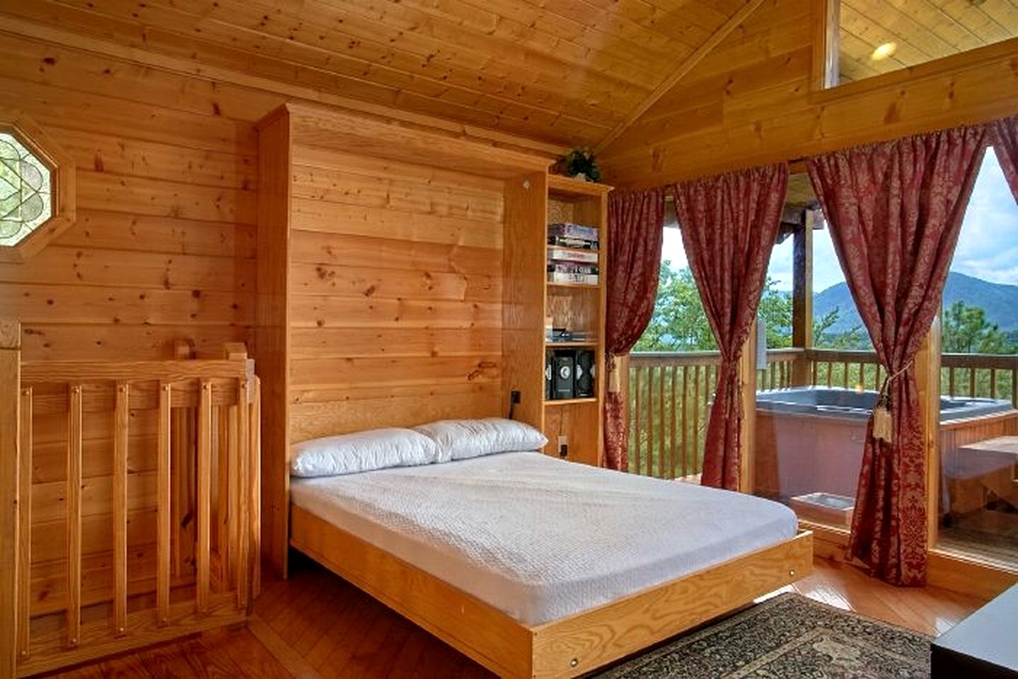 Secluded Cabin with Gorgeous Vistas and Hot-tub in Sevierville, Tennessee