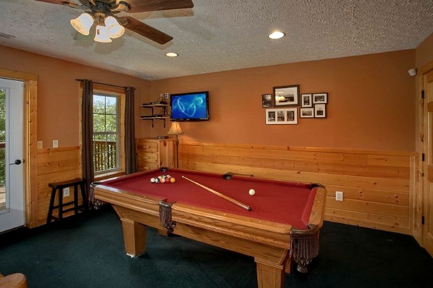 Secluded Cabin with Gorgeous Vistas and Hot-tub in Sevierville, Tennessee