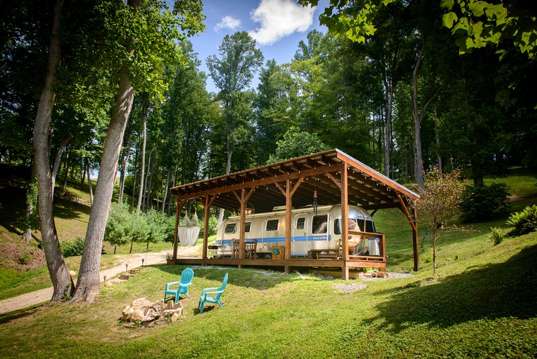Breathtaking Airstream with Hot-tub and Petting Zoo in Sugar Grove, North Carolina