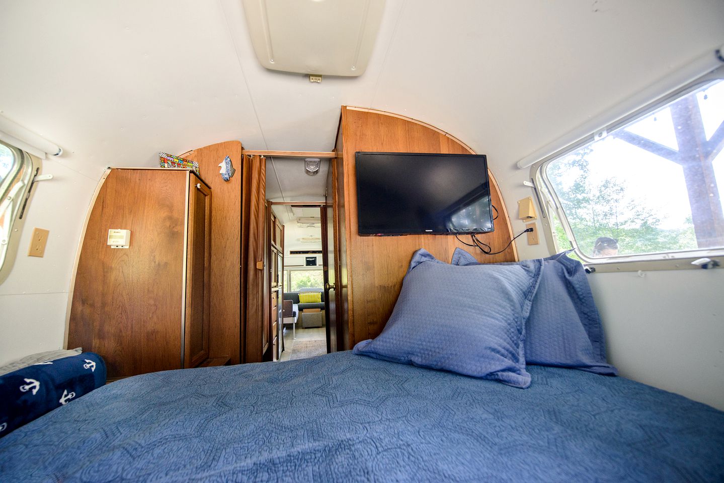 Breathtaking Airstream with Hot-tub and Petting Zoo in Sugar Grove, North Carolina