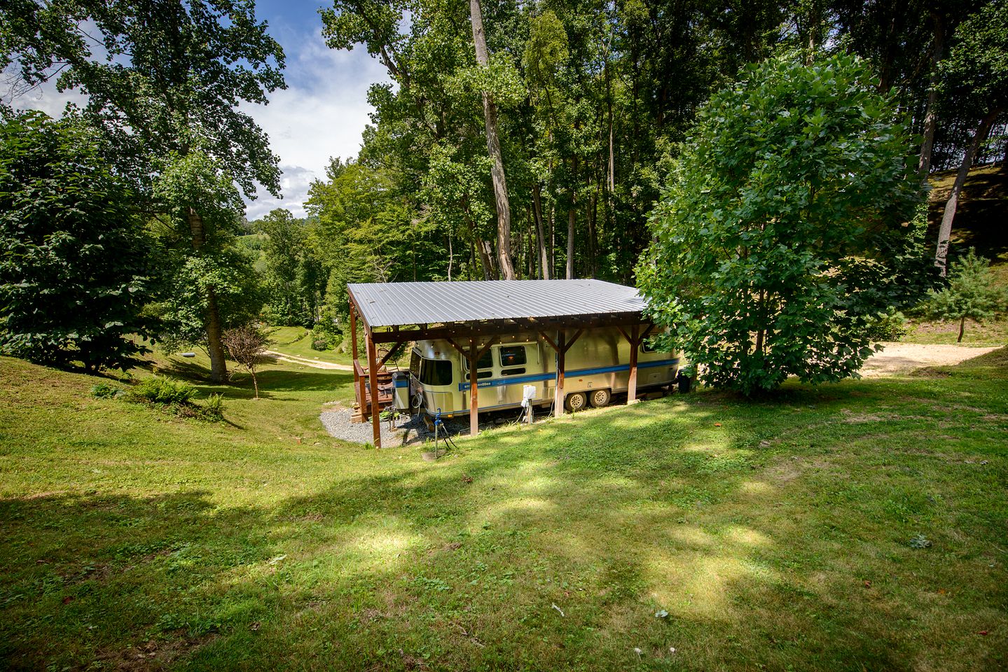 Breathtaking Airstream with Hot-tub and Petting Zoo in Sugar Grove, North Carolina