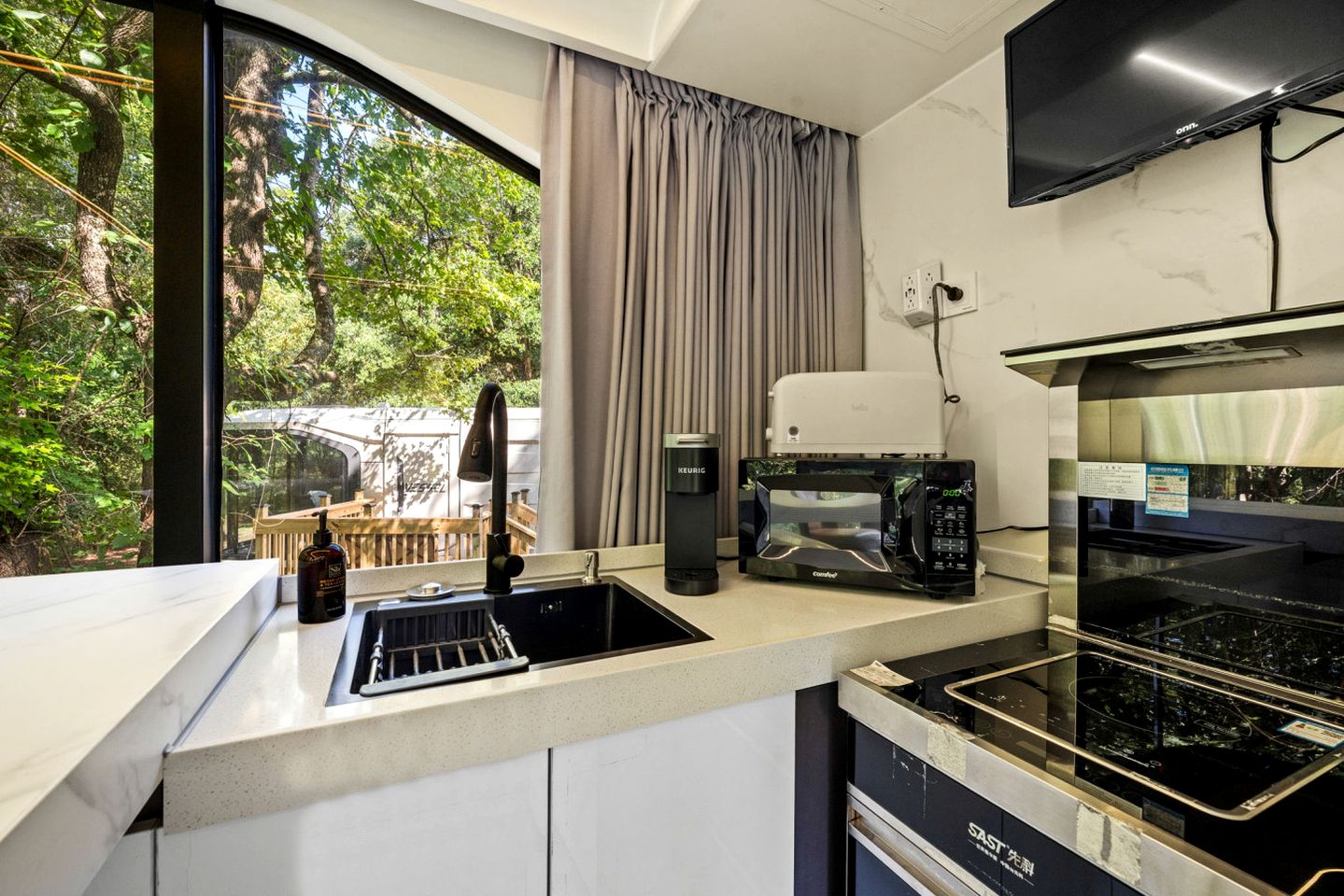 Modern Airstream Glamping with Pond Views in Rural South Carolina