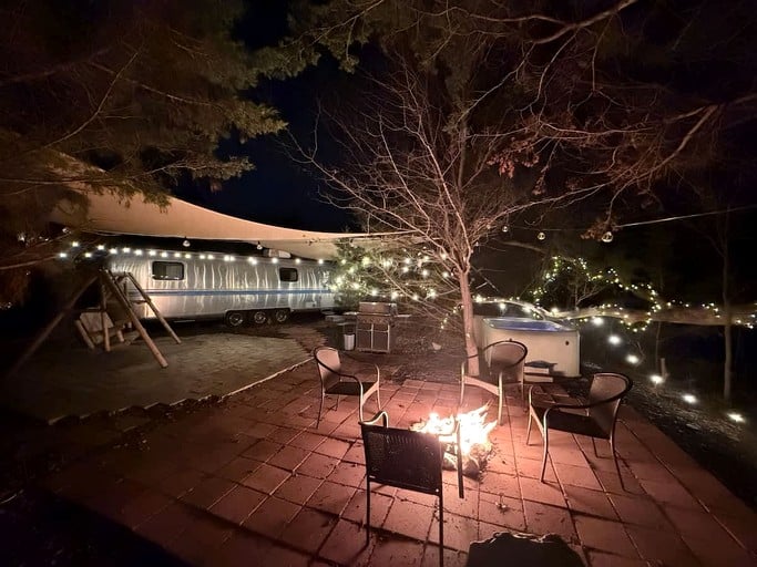 Scenic Airstream with Hot Tub and Firepit, Perfect for a Romantic Glamping Getaway for Couples