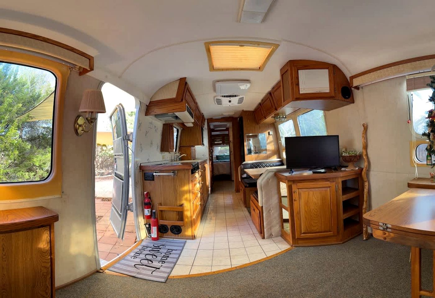 Scenic Airstream with Hot Tub and Firepit, Perfect for a Romantic Glamping Getaway for Couples