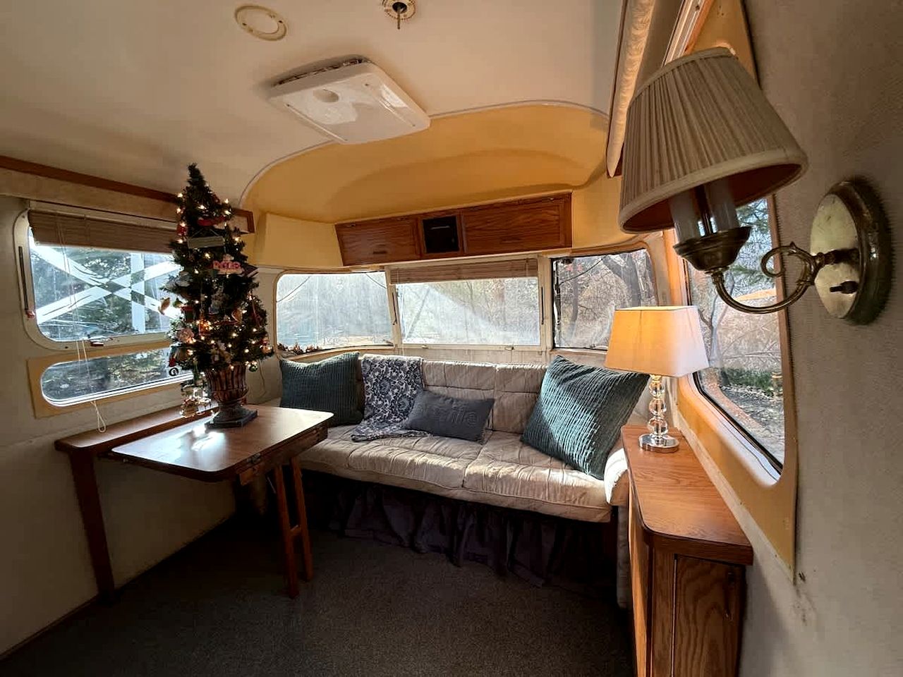 Scenic Airstream with Hot Tub and Firepit, Perfect for a Romantic Glamping Getaway for Couples