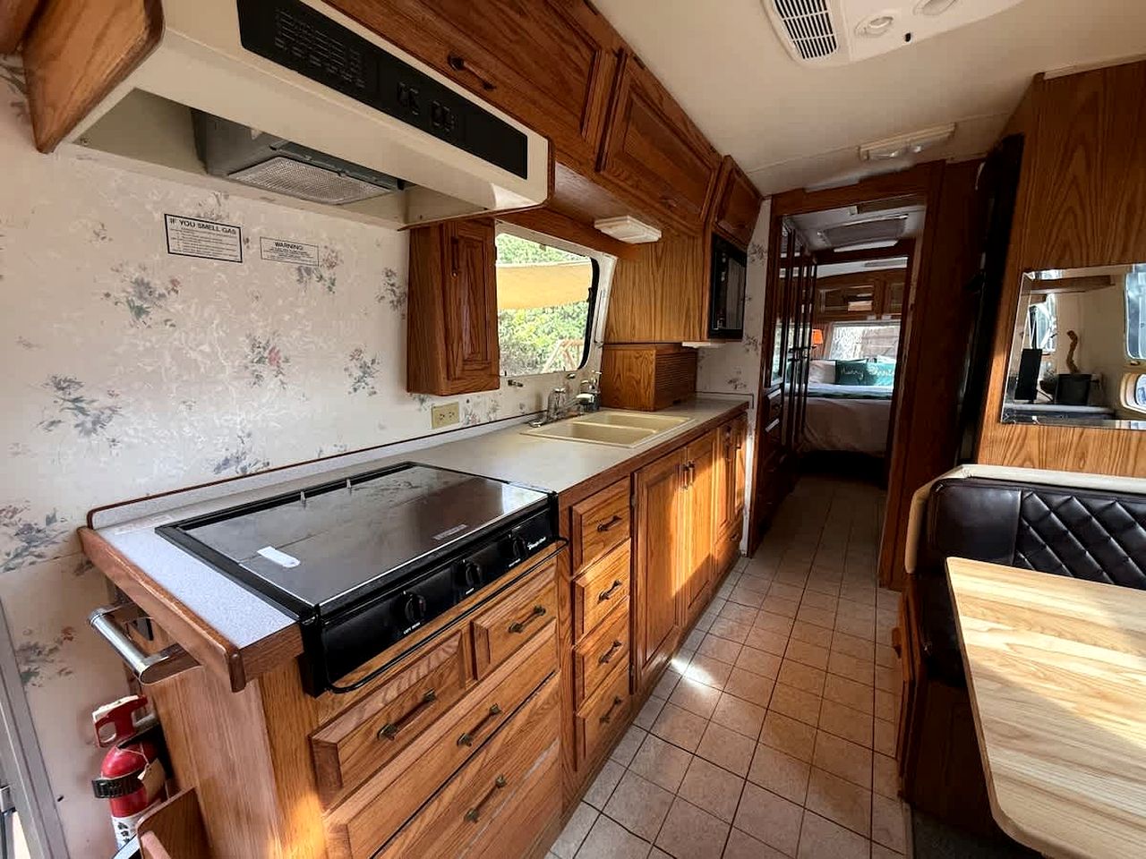 Scenic Airstream with Hot Tub and Firepit, Perfect for a Romantic Glamping Getaway for Couples