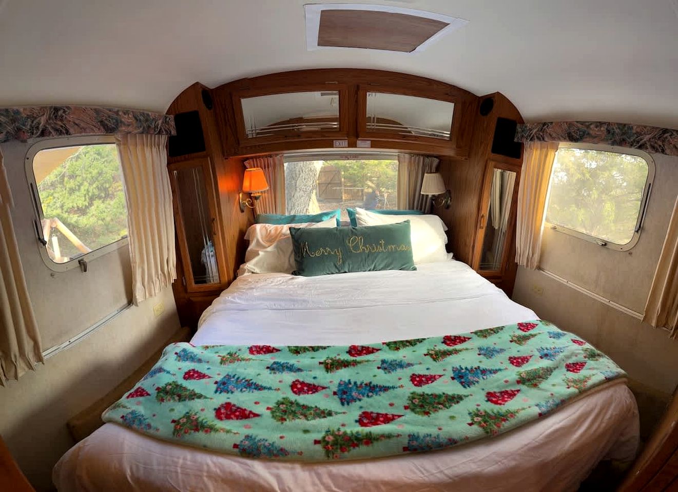 Scenic Airstream with Hot Tub and Firepit, Perfect for a Romantic Glamping Getaway for Couples
