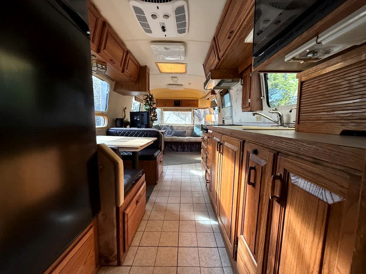 Scenic Airstream with Hot Tub and Firepit, Perfect for a Romantic Glamping Getaway for Couples
