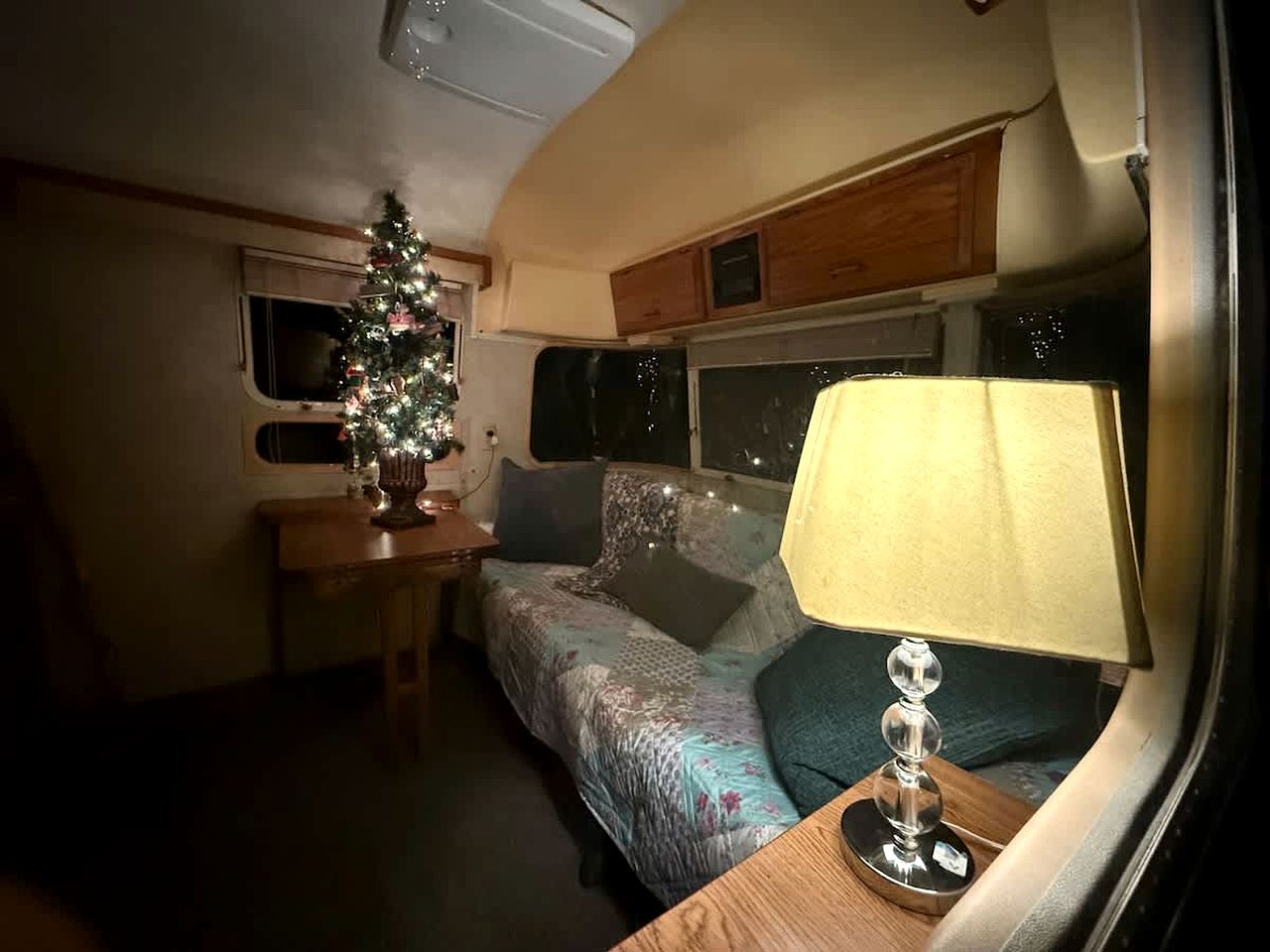Scenic Airstream with Hot Tub and Firepit, Perfect for a Romantic Glamping Getaway for Couples