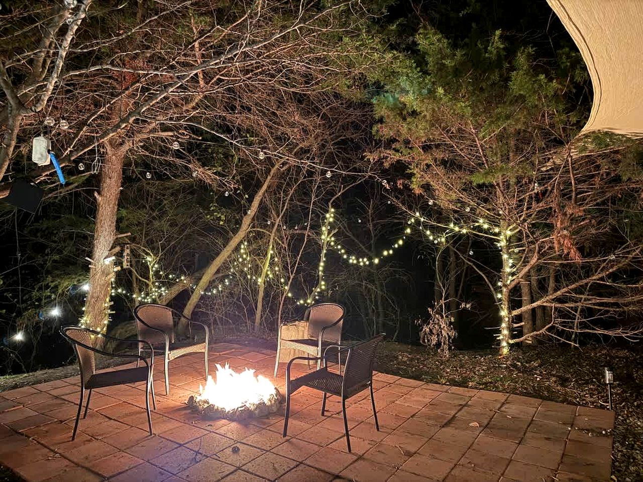Scenic Airstream with Hot Tub and Firepit, Perfect for a Romantic Glamping Getaway for Couples