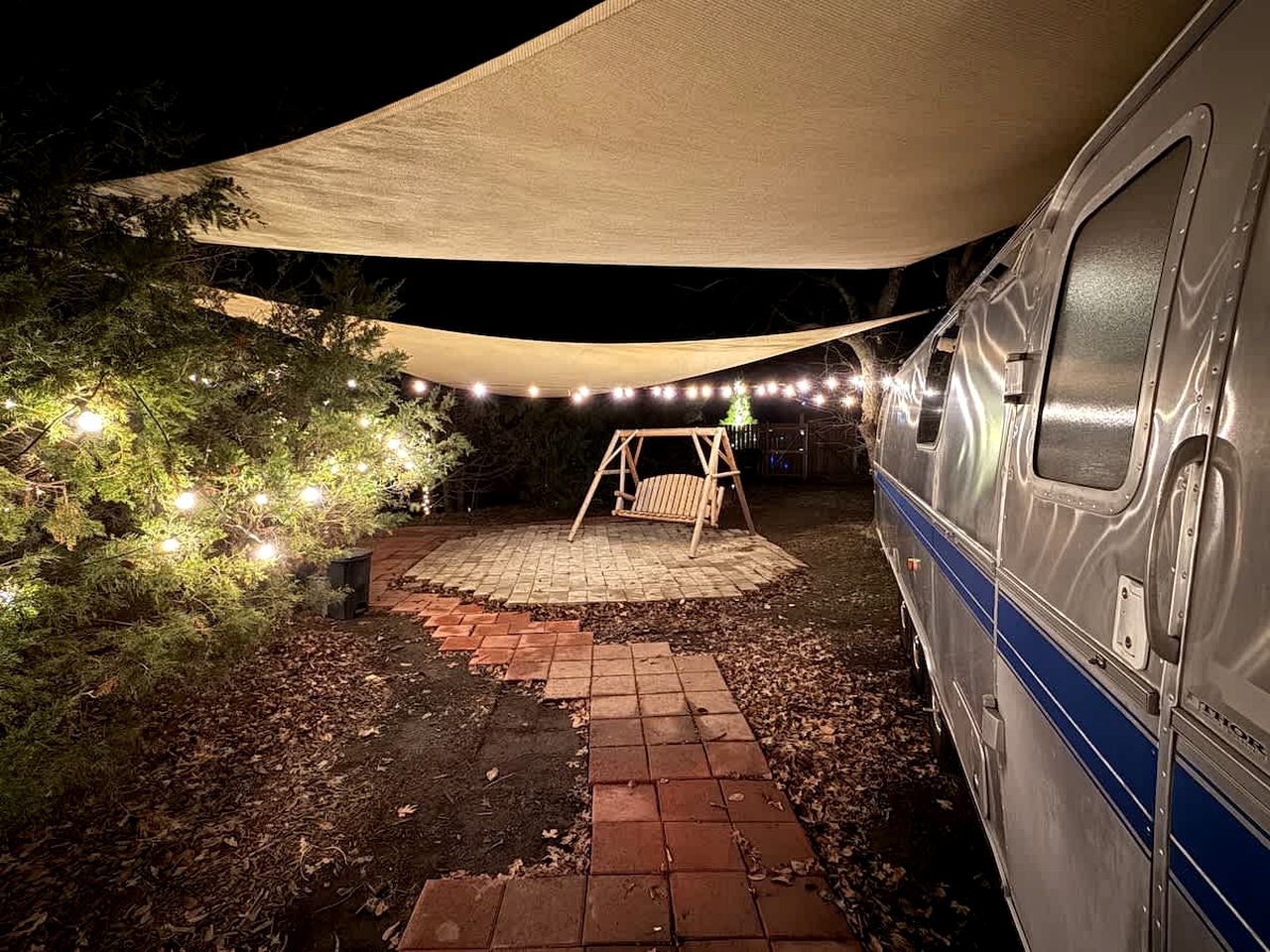 Scenic Airstream with Hot Tub and Firepit, Perfect for a Romantic Glamping Getaway for Couples