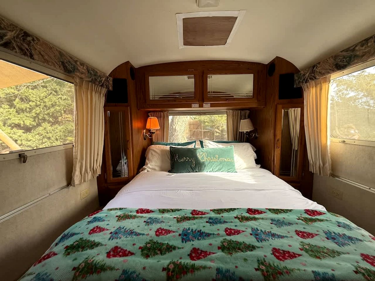 Scenic Airstream with Hot Tub and Firepit, Perfect for a Romantic Glamping Getaway for Couples