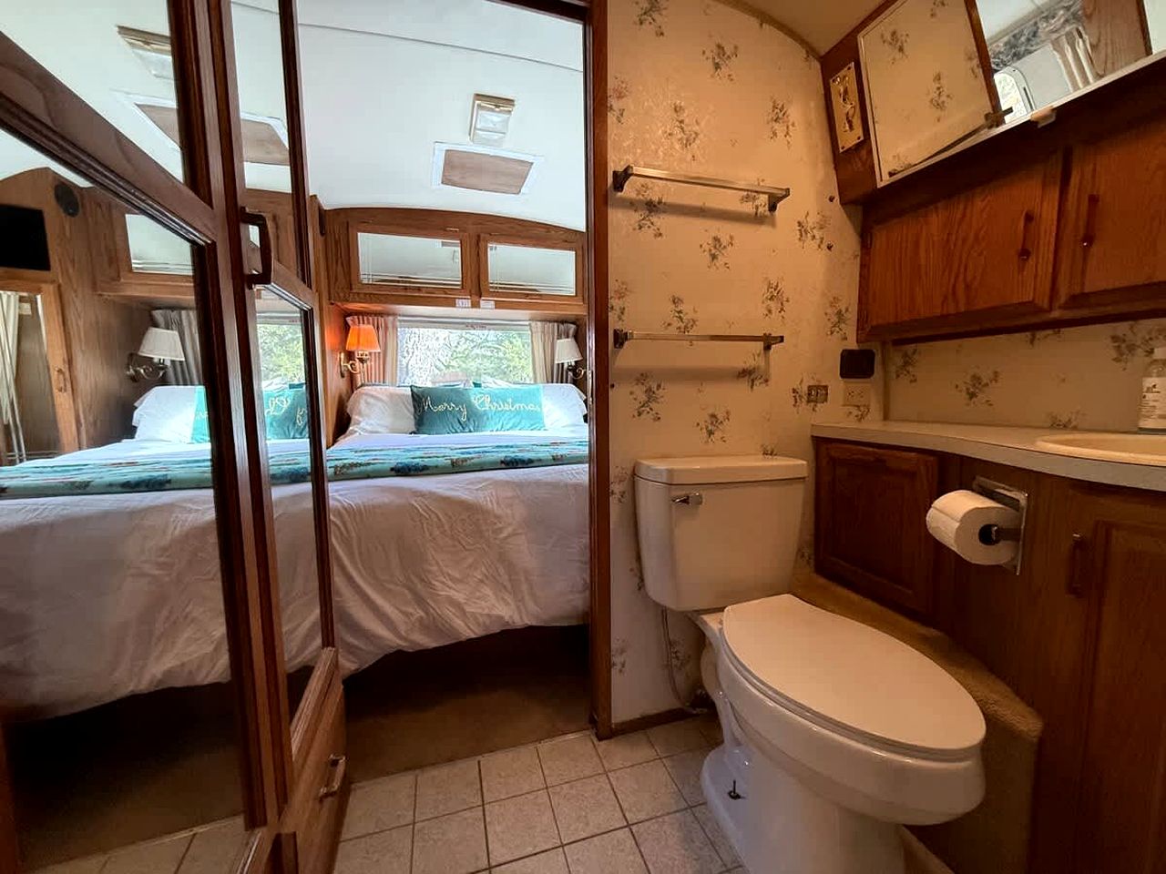 Scenic Airstream with Hot Tub and Firepit, Perfect for a Romantic Glamping Getaway for Couples