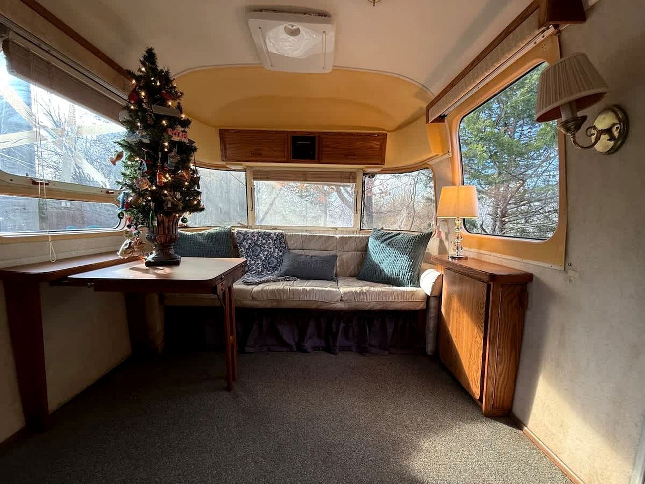 Scenic Airstream with Hot Tub and Firepit, Perfect for a Romantic Glamping Getaway for Couples