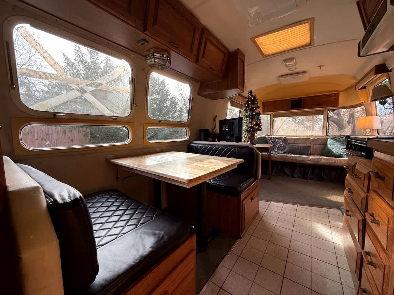 Scenic Airstream with Hot Tub and Firepit, Perfect for a Romantic Glamping Getaway for Couples