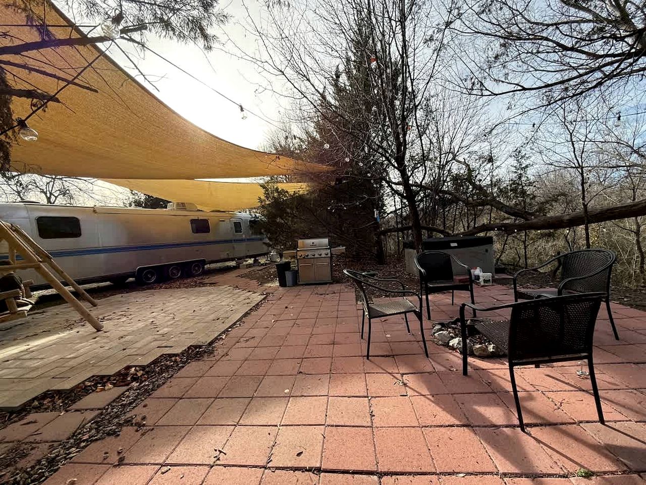 Scenic Airstream with Hot Tub and Firepit, Perfect for a Romantic Glamping Getaway for Couples
