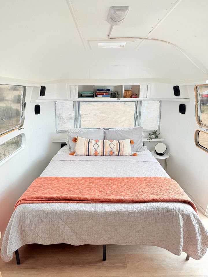 Romantic Airstream on Yuba Lake with Breathtaking Views to Reconnect with Nature in Utah