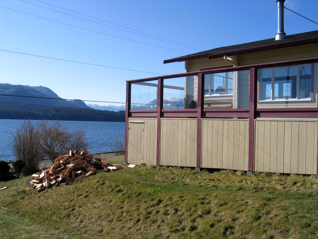 Spacious Oceanfront Rental for Large Groups in Alert Bay, Canada