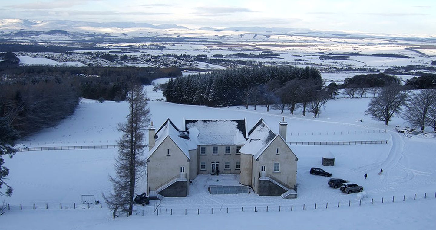 Luxurious Vacation Rental with Swimming Pool and Hot Tub near Edinburgh, Scotland