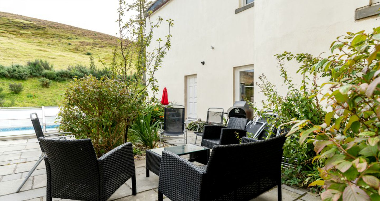 Luxurious Vacation Rental with Swimming Pool and Hot Tub near Edinburgh, Scotland