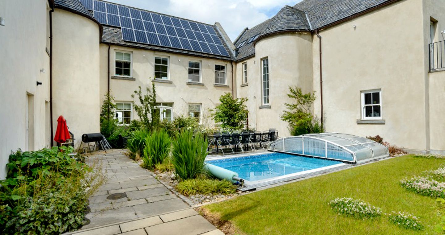 Luxurious Vacation Rental with Swimming Pool and Hot Tub near Edinburgh, Scotland