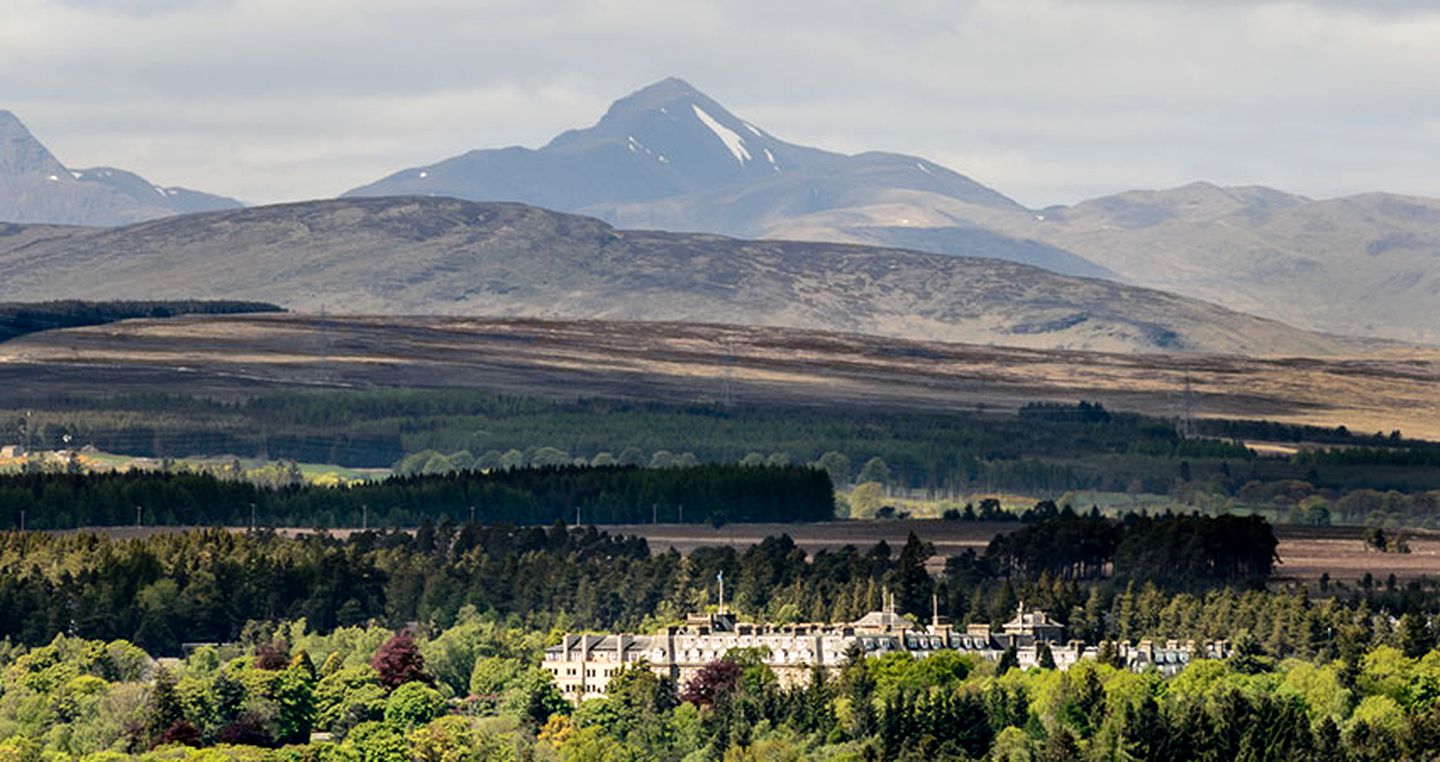 Luxurious Vacation Rental with Swimming Pool and Hot Tub near Edinburgh, Scotland