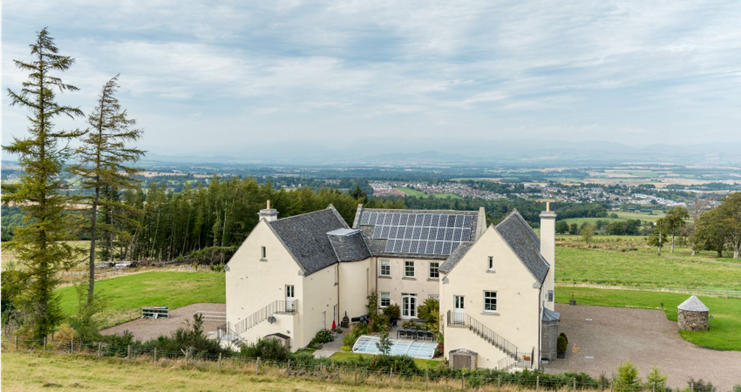 Luxurious Vacation Rental with Swimming Pool and Hot Tub near Edinburgh, Scotland