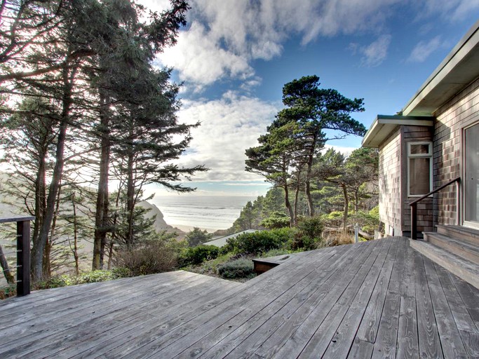 Oceanfront Rental in South Beach, Oregon Glamping Hub