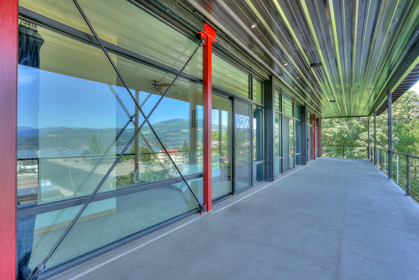 Elegant Six-Bedroom Retreat with Panoramic Columbia River Gorge Views in Hood River, Oregon