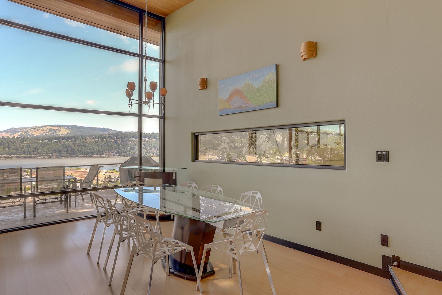 Elegant Six-Bedroom Retreat with Panoramic Columbia River Gorge Views in Hood River, Oregon