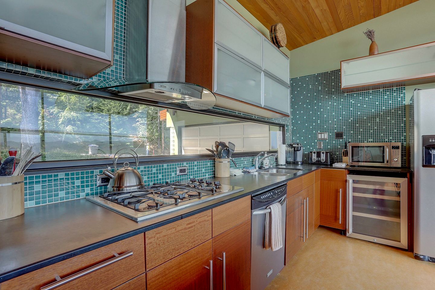 Elegant Six-Bedroom Retreat with Panoramic Columbia River Gorge Views in Hood River, Oregon