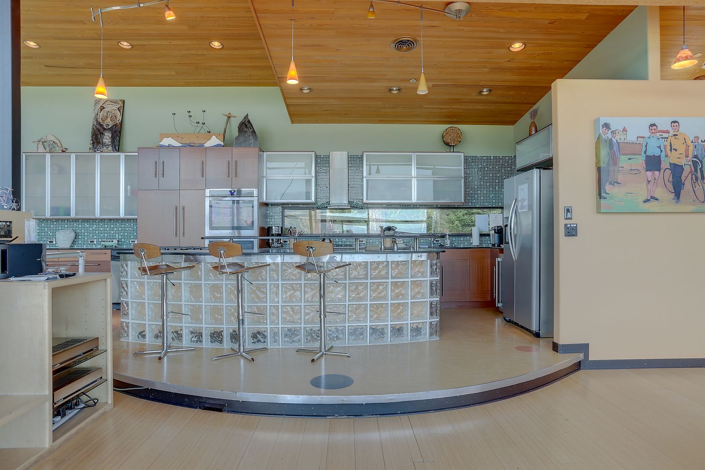 Elegant Six-Bedroom Retreat with Panoramic Columbia River Gorge Views in Hood River, Oregon