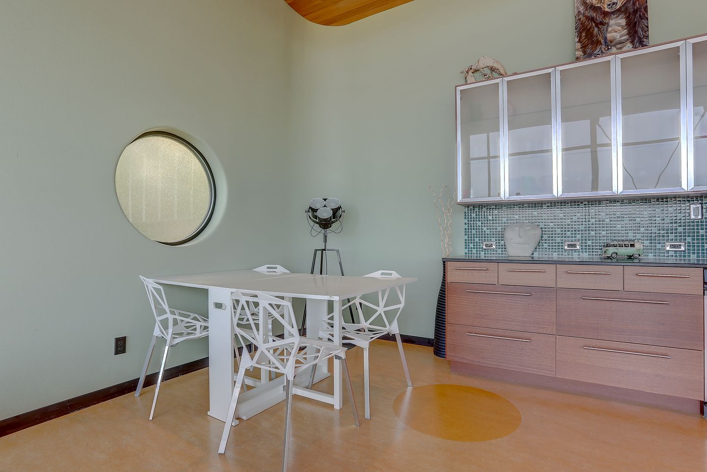 Elegant Six-Bedroom Retreat with Panoramic Columbia River Gorge Views in Hood River, Oregon