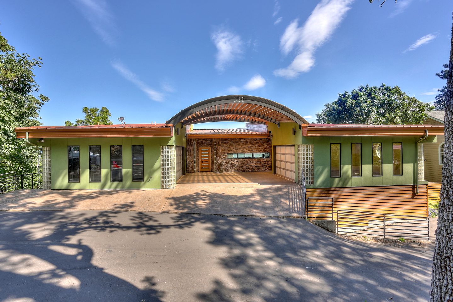 Elegant Six-Bedroom Retreat with Panoramic Columbia River Gorge Views in Hood River, Oregon