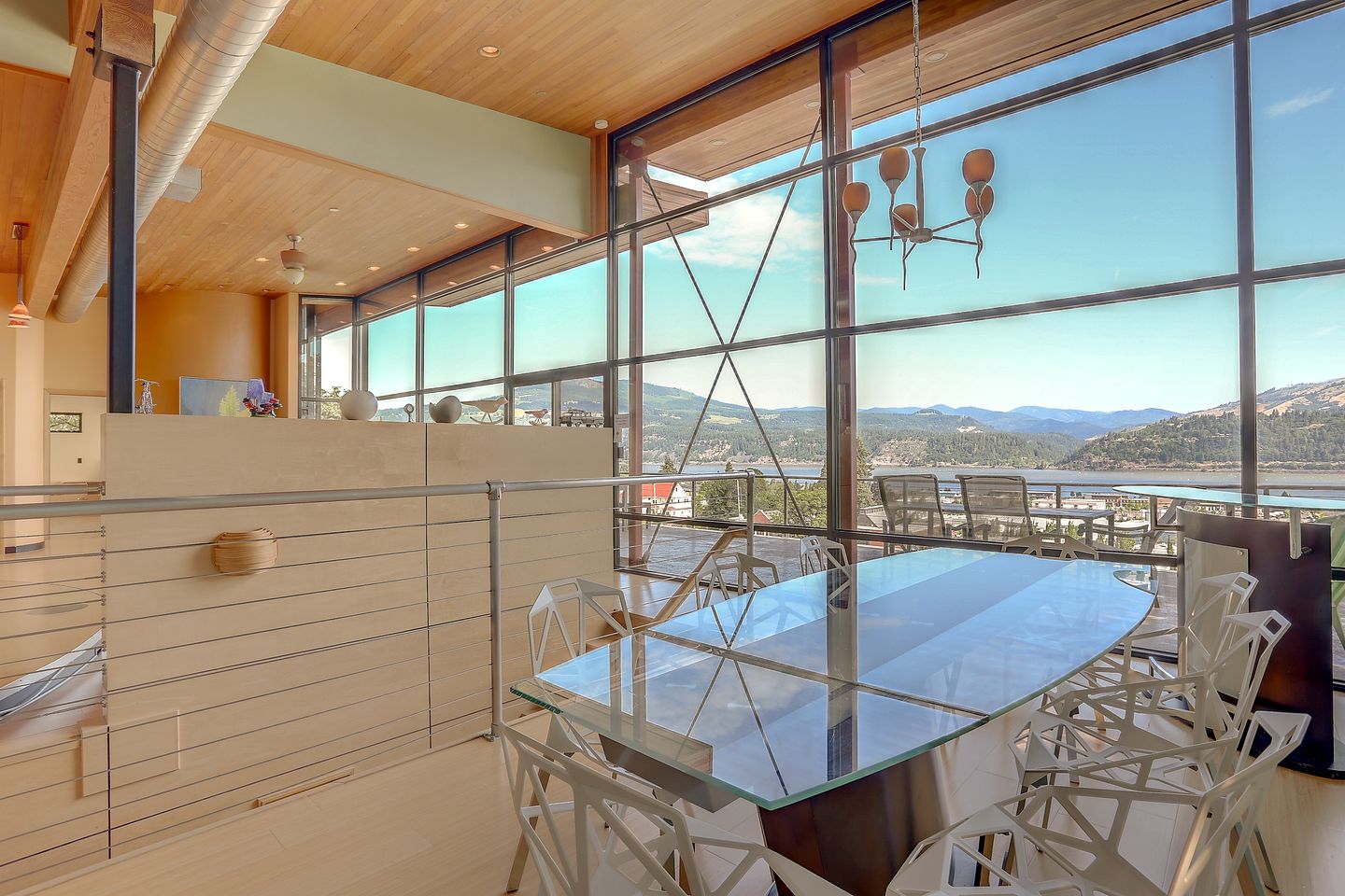 Elegant Six-Bedroom Retreat with Panoramic Columbia River Gorge Views in Hood River, Oregon