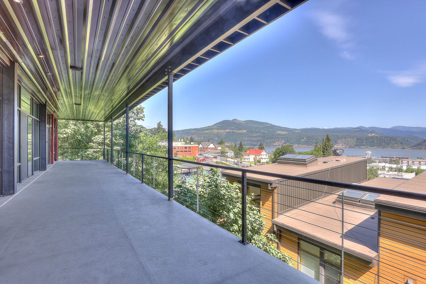 Elegant Six-Bedroom Retreat with Panoramic Columbia River Gorge Views in Hood River, Oregon