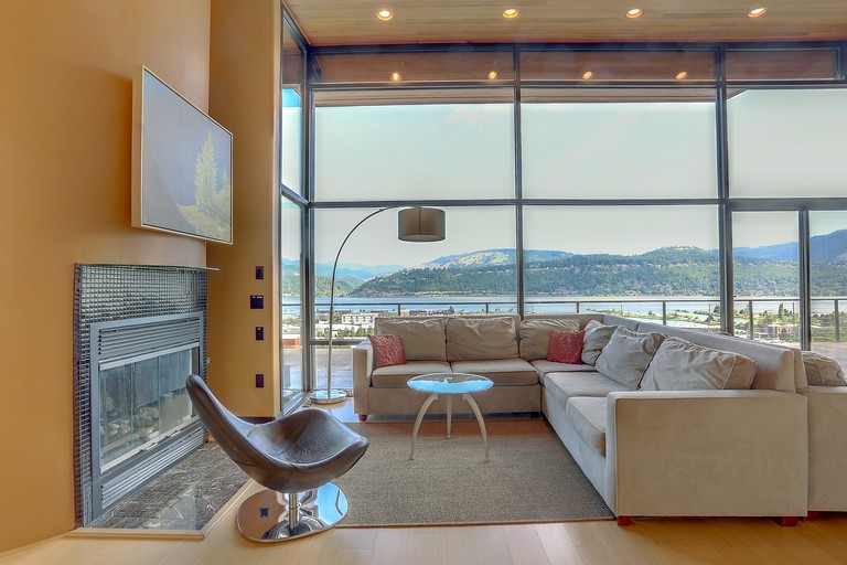 Elegant Six-Bedroom Retreat with Panoramic Columbia River Gorge Views in Hood River, Oregon