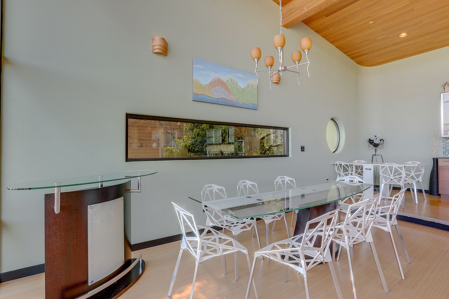 Elegant Six-Bedroom Retreat with Panoramic Columbia River Gorge Views in Hood River, Oregon