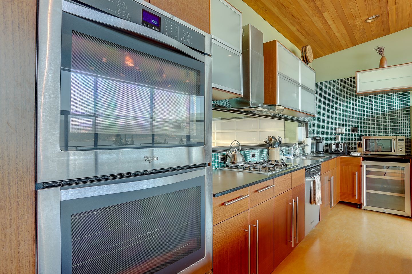 Elegant Six-Bedroom Retreat with Panoramic Columbia River Gorge Views in Hood River, Oregon