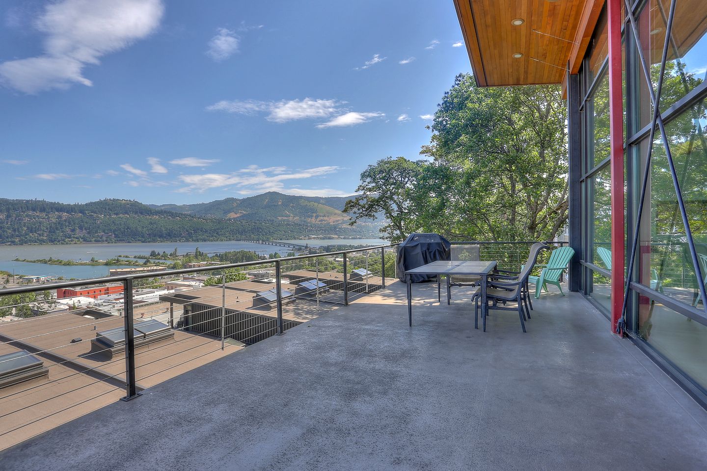 Elegant Six-Bedroom Retreat with Panoramic Columbia River Gorge Views in Hood River, Oregon