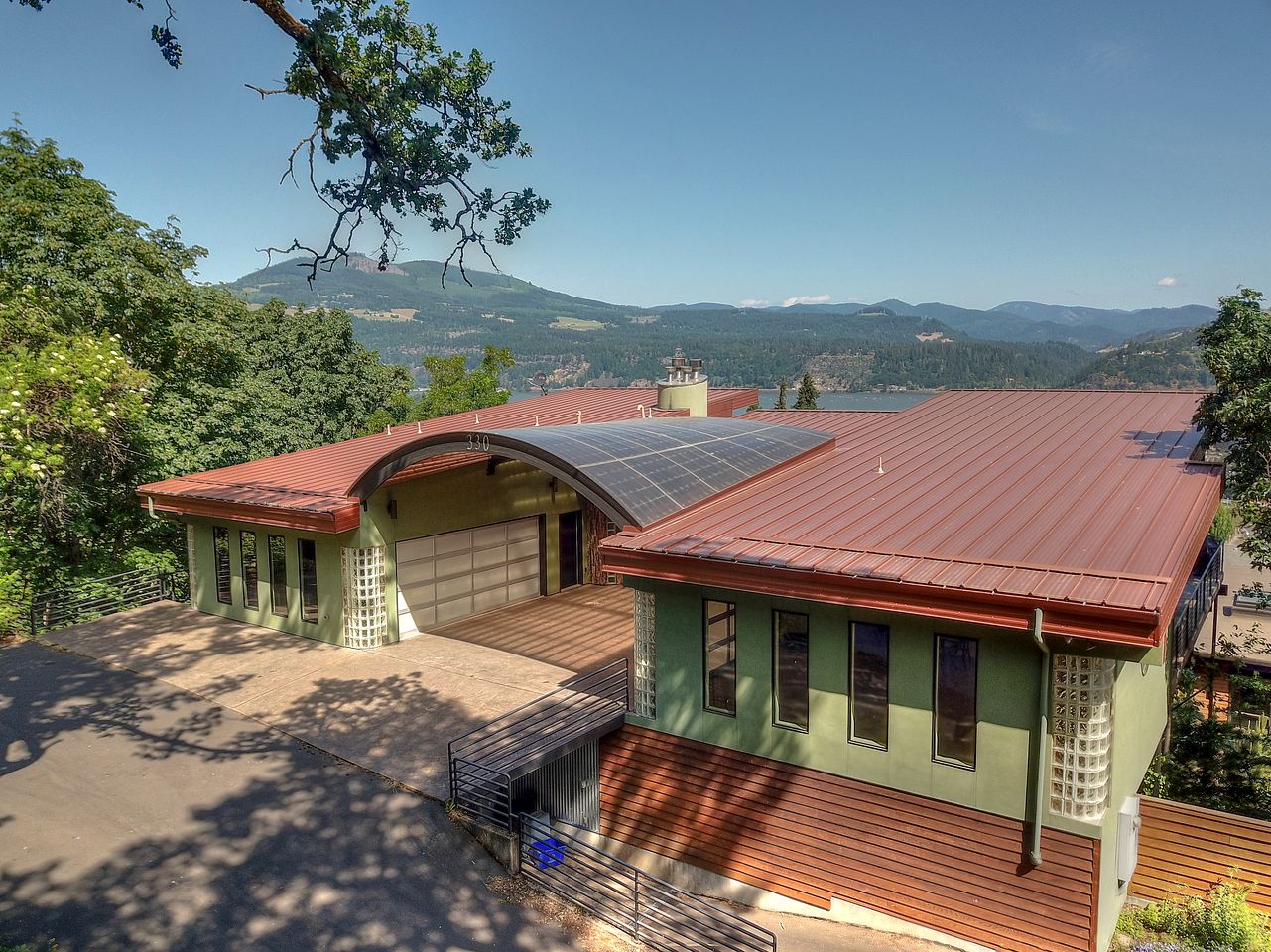 Elegant Six-Bedroom Retreat with Panoramic Columbia River Gorge Views in Hood River, Oregon