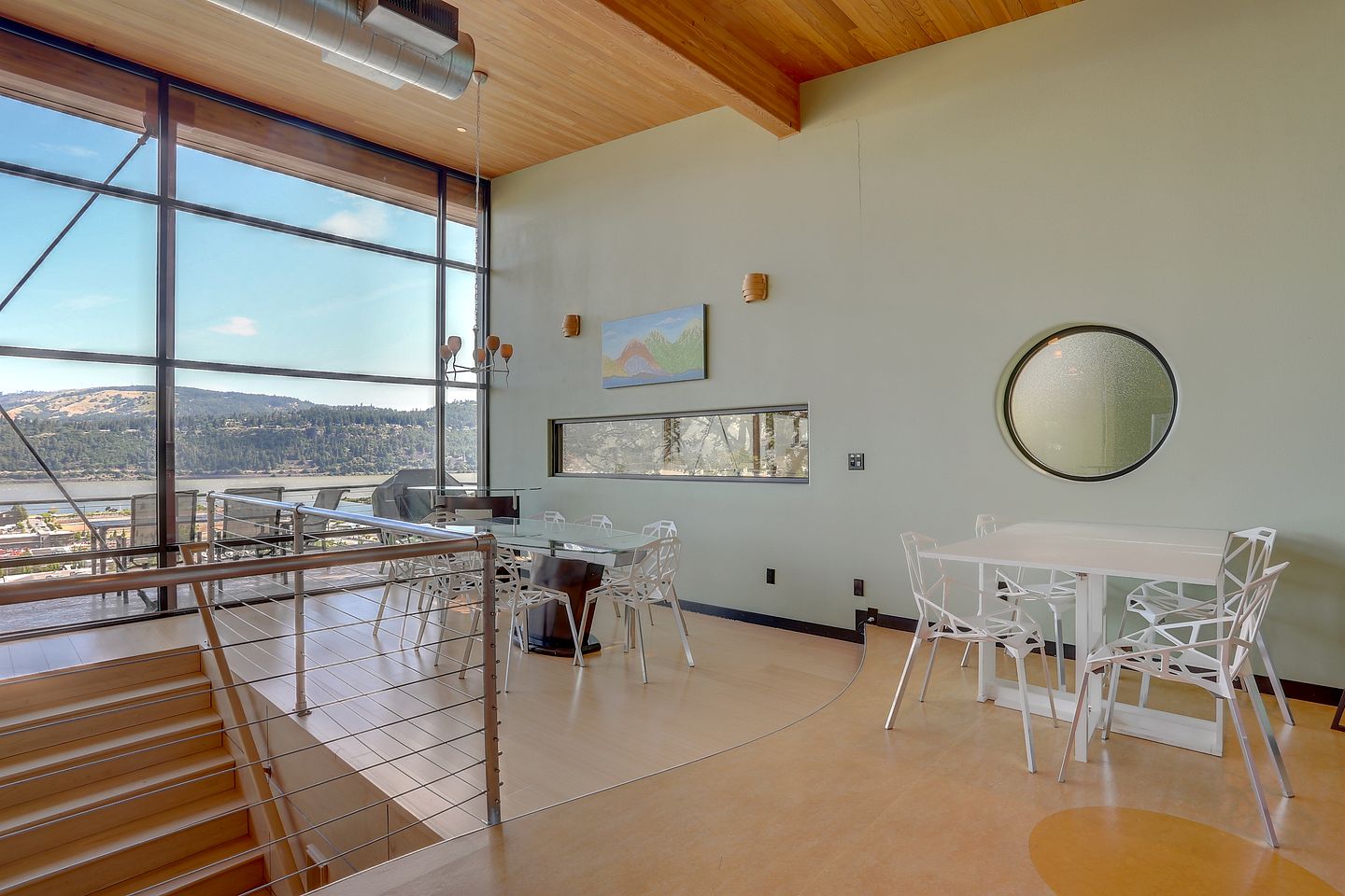 Elegant Six-Bedroom Retreat with Panoramic Columbia River Gorge Views in Hood River, Oregon