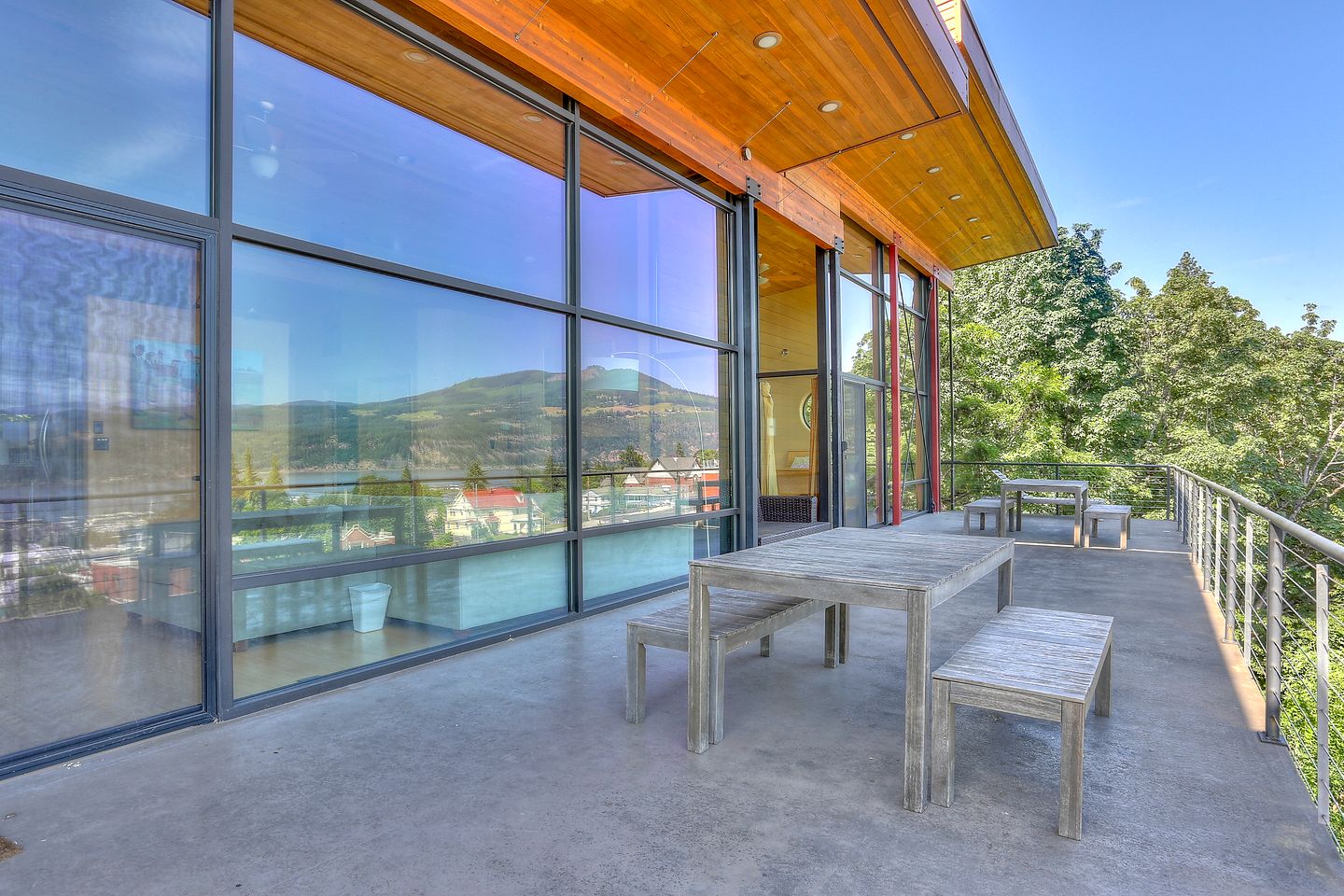 Elegant Six-Bedroom Retreat with Panoramic Columbia River Gorge Views in Hood River, Oregon