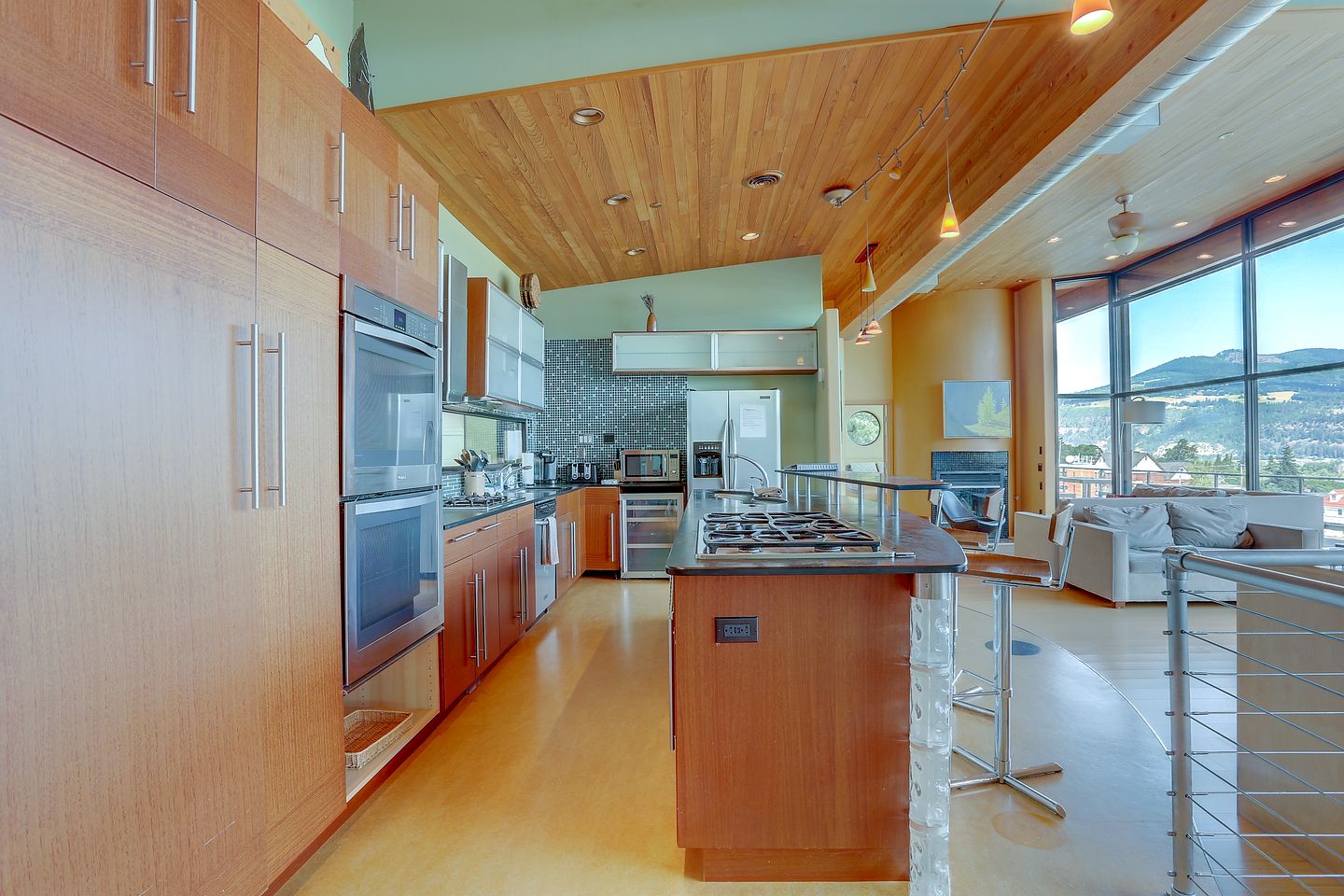 Elegant Six-Bedroom Retreat with Panoramic Columbia River Gorge Views in Hood River, Oregon