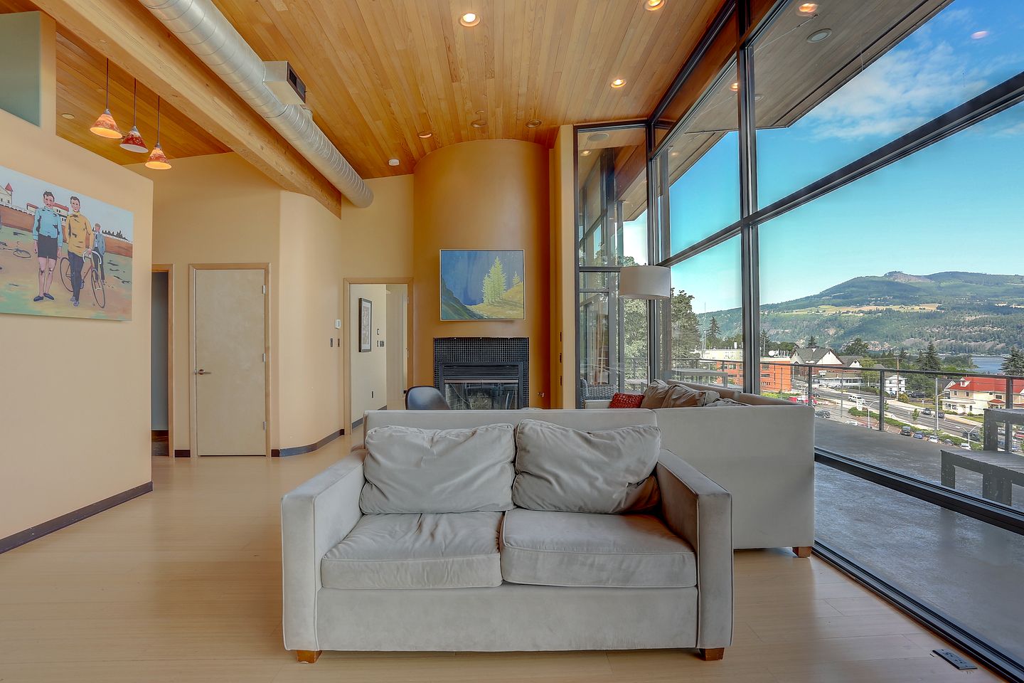 Elegant Six-Bedroom Retreat with Panoramic Columbia River Gorge Views in Hood River, Oregon