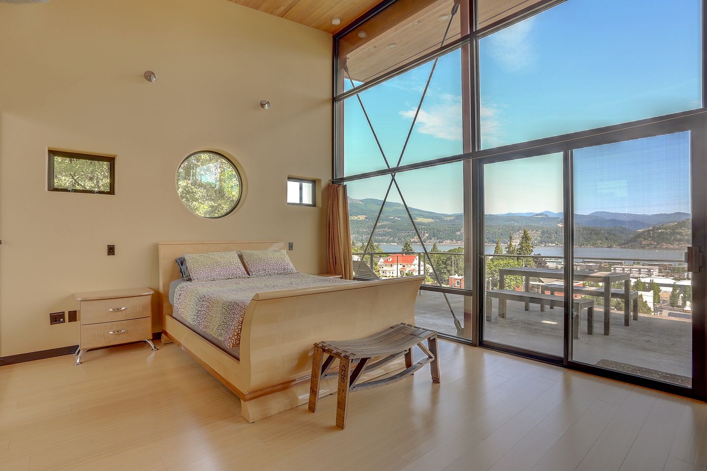 Elegant Six-Bedroom Retreat with Panoramic Columbia River Gorge Views in Hood River, Oregon