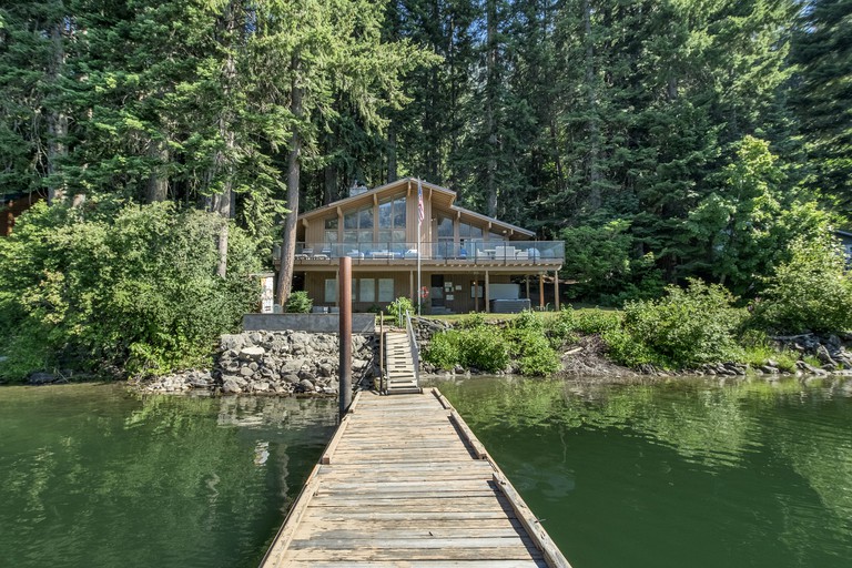 Impressive Modern Style Cabin with Hot-tub, Fire Pit and Stunning Lake Views in Leavenworth, Washington