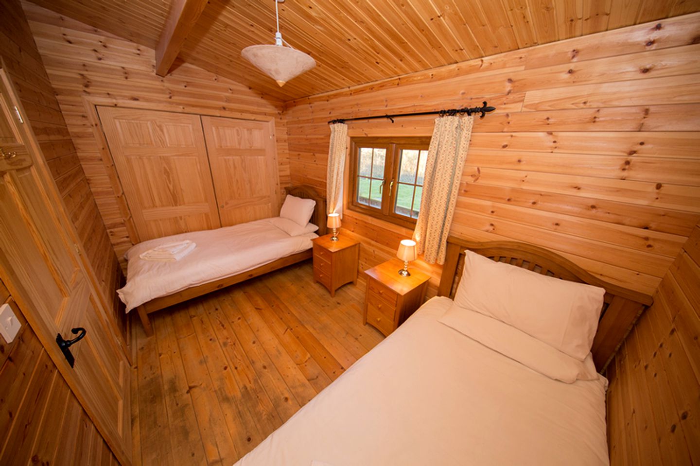 Cozy Family Log Cabin Rental for a Glamping Getaway near Bristol, England