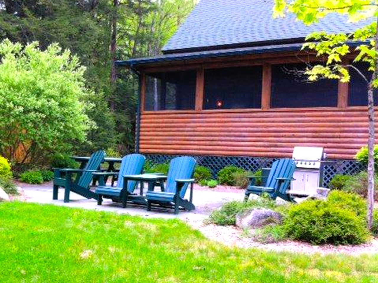 Cozy Log Cabin with a Private Hot Tub near Beartown State Forest, Massachusetts