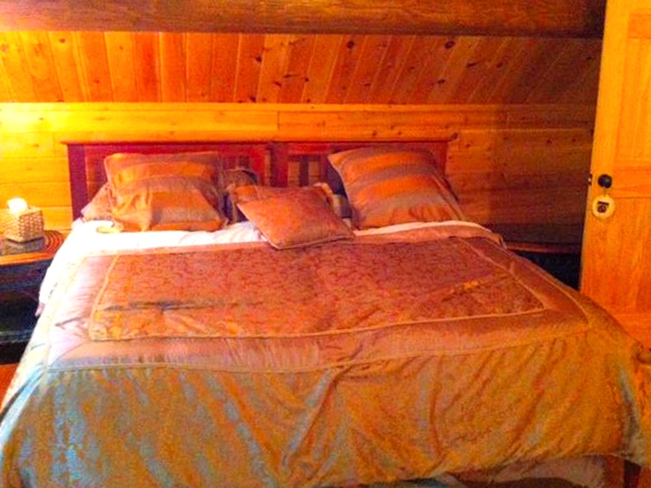 Cozy Log Cabin with a Private Hot Tub near Beartown State Forest, Massachusetts